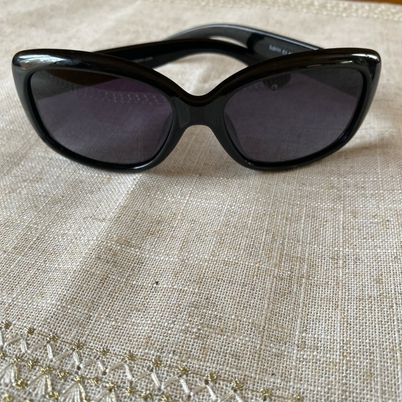 Sojosme Black Frame Sunglasses EUC - Picture 1 of 1